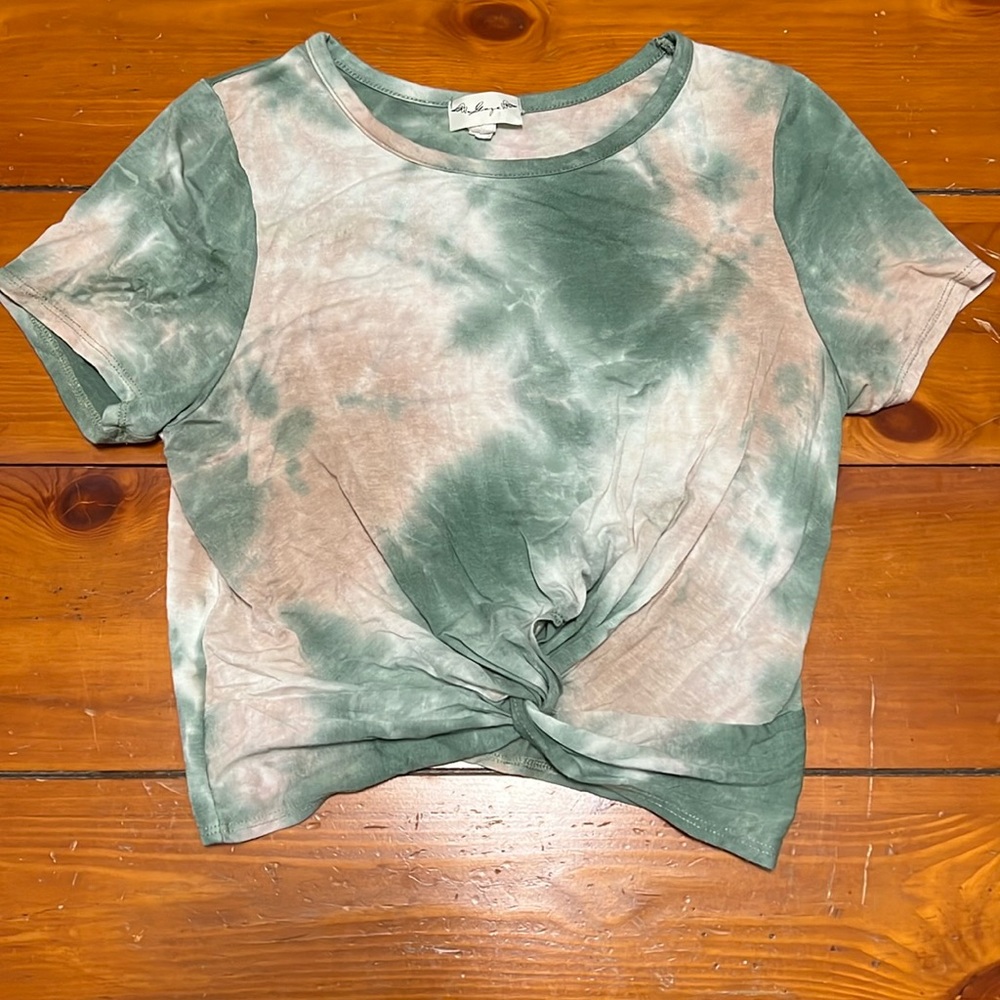 Short sleeve tie-dye crop top with knot